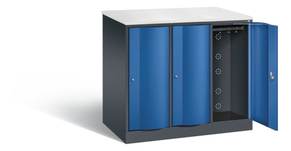 C+P XL lockerkast Resisto, H1077xB1148xD640mm, kleur: zwartgrijs / gentiaanblauw, 8271-373 S10030
