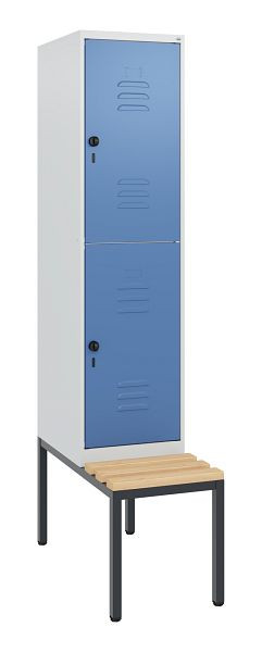 C+P Doppelstöckiger Spind Classic PLUS, Bank, 1950x400x815mm, 7035/5023, Drehriegel, Sitzleisten aus Buche, mit untergebauter Sitzbank, 0803505-12 S10005