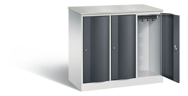 C+P garderobekast Resisto, H1077xB1148xD540mm, kleur: lichtgrijs / zwartgrijs, 8271-372 S10088
