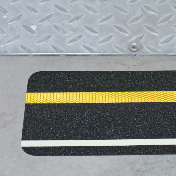 m2 antislipbekleding multifunctionele bekleding zwart met strepen reflecterend & fotoluminescent 150x610mm, MFB51500600