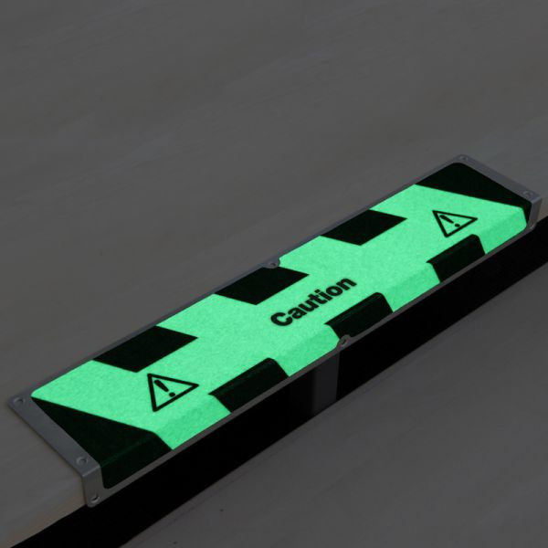 Meelbroek antislip randprofiel aluminium met m2 antislip coating, lichtgevend zwart/groen "Let op" 120x635x45mm, AKM1X5EF1