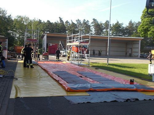 DENIOS mobiele desinfectiekuip SOLID in complete set, met schuimachterwand, 3,9 x 6 m, 301200