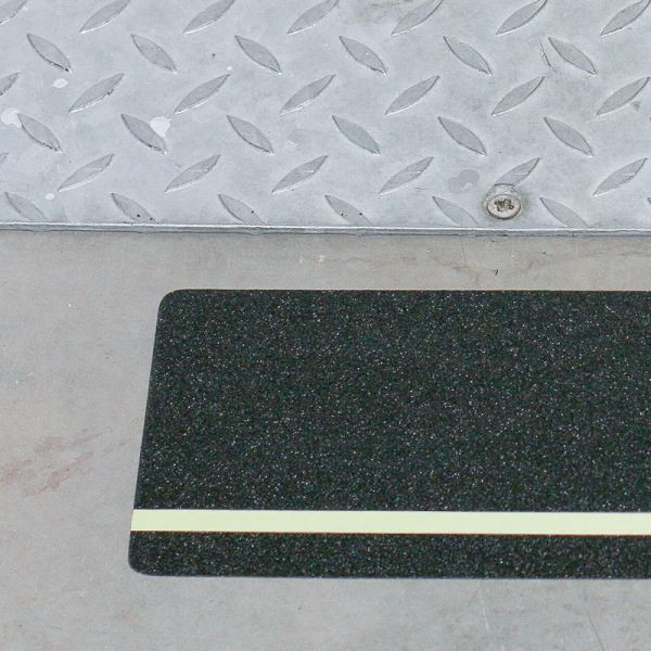 m2 antislipbekleding multifunctionele bekleding zwart met strepen lichtgevend 150x610mm, MFB21500600