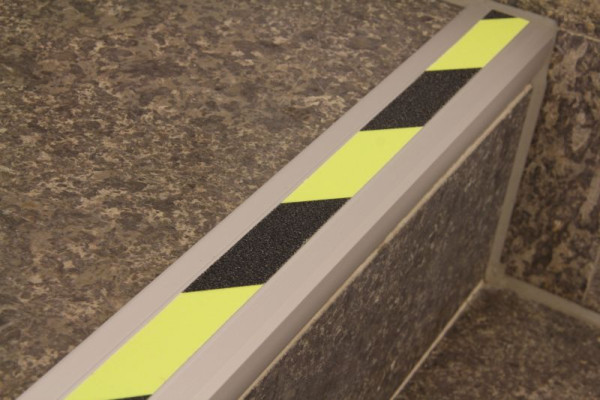 Meelbroek antislip traprandprofiel aluminium met m2 antislip coating, dag fluorescerend R13 53x800x31mm, ATM1FF3