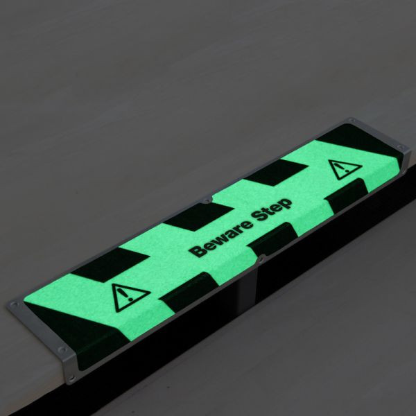 Meelbroek antislip randprofiel aluminium met m2 antislip coating, lichtgevend zwart/groen "Beware Step" 120x635x45mm, AKM1X3EF1