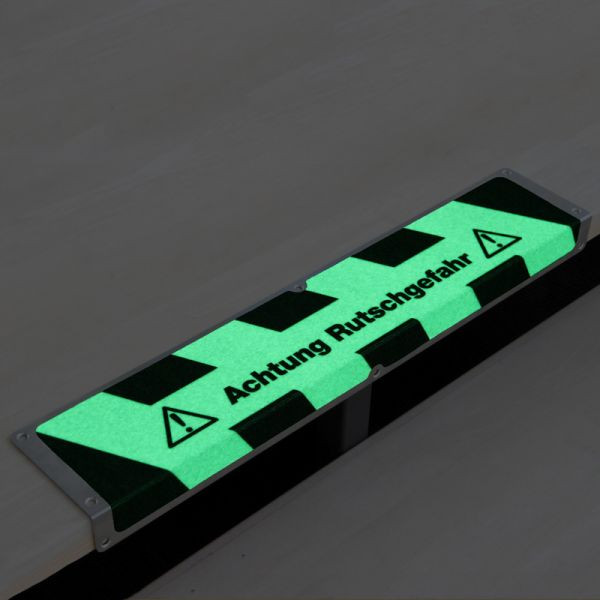 Meelbroek antislip randprofiel aluminium met m2 antislip coating, lichtgevend zwart/groen "Let op: slipgevaar"120x635x45mm, AKM1X1F1
