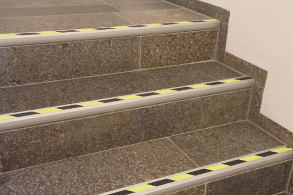 Meelbroek antislip traprandprofiel aluminium met m2 antislip coating, dag fluorescerend R10 53x1000x31mm, ATM3FF2