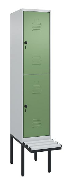C+P Doppelstöckiger Spind Classic PLUS, 2120x400x815mm, 7035/6011, Drehriegel, mit Untergestell und schwebender Sitzfläche, 0803407-12 S10111