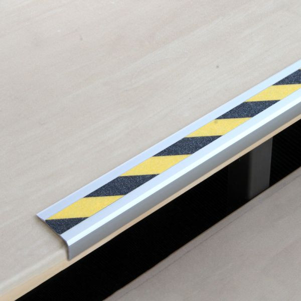 Meelbroek antislip traprandprofiel aluminium met m2 antislip coating, Easy Clean zwart/geel 53x1000x31mm, zelfklevend, ATM3WF2sk