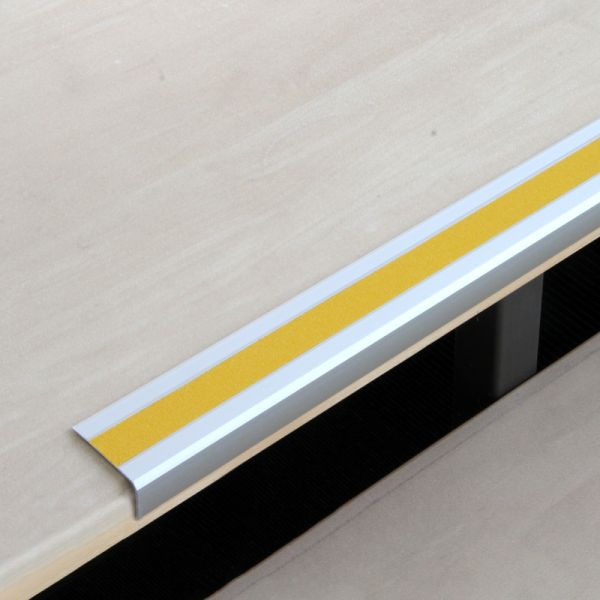 Meelbroek antislip traprandprofiel aluminium met m2 antislipbekleding, universeel geel 53x1000x31mm, zelfklevend, ATM1GF2sk