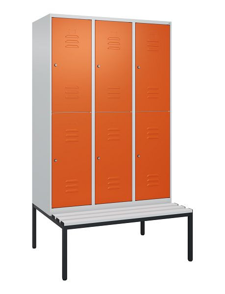 C+P dubbeldekskast Classic PLUS, 3 compartimenten, 2120x1200x815mm, 7035/2004, cilindersloten, met bank eronder, 0803507-32 S10189