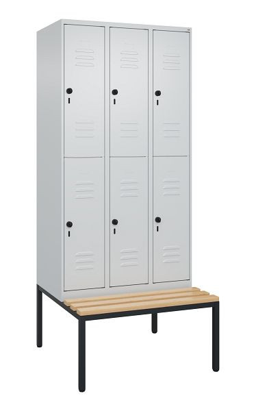 C+P Doppelstöckiger Spind Classic PLUS, 3 Abteile, 2120x900x815mm, 7035/7035, Drehriegel, Buche-Sitzleisten, mit untergebauter Sitzbank, 0803507-30 S10009