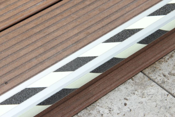 Meelbroek antislip traprandprofiel aluminium met m2 antislip coating, lichtgevend zwart/groen 53x610x31mm, 2 strips, zelfklevend, ATM1XS1sk