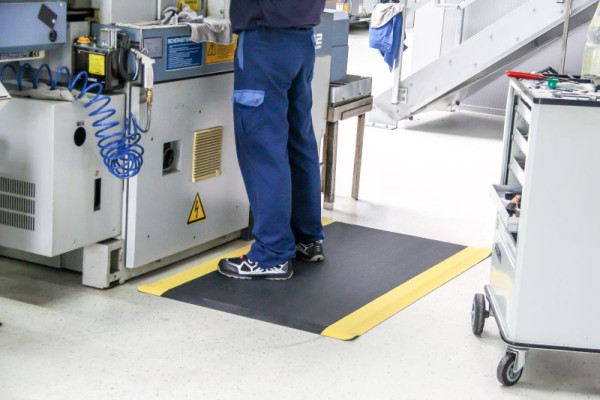 m2 antivermoeidheidsmat met gegroefde structuur zwart met gele rand 60x90cm, BMAGGF1