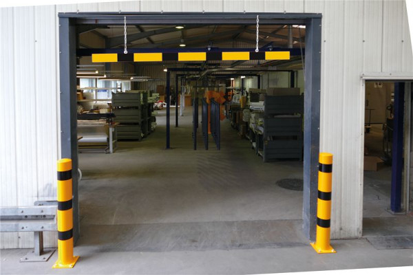 Schakebarrière gemaakt van aluminium profiel 100x20mm, geel gecoat met zwarte strepen, totale lengte 6000mm, dubbelzijdig reflecterend, 4217_60BG