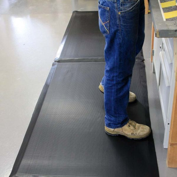 m2 antivermoeidheidsmat met gegroefde structuur zwart met zwarte rand 90x150cm, BMAGSF2