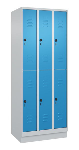 C+P Doppelstöckiger Spind Classic PLUS, Sockel, 3 Abteile, 1950x750x500mm, 7035/5012, 080320-39 S10004