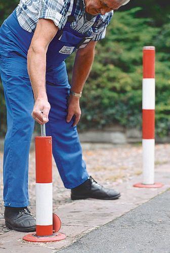 Schake afzetpaal, staal, thermisch verzinkt, handmatig uitschuifbaar voor plaatsing in beton, hoogte boven de grond 900 mm, 310848
