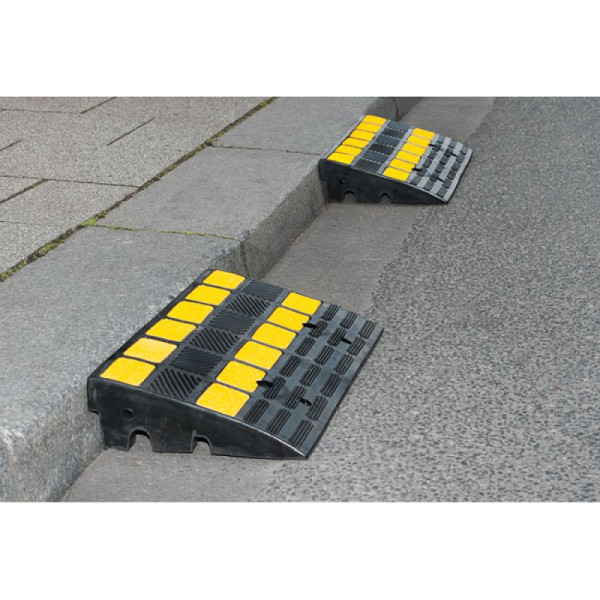 Stone HGS stoeprand "Mountain" van hard rubber, antislip oppervlak, gele reflecterende strips, geschikt voor vrachtwagens, lengte x hoogte: 300x100mm, 25885