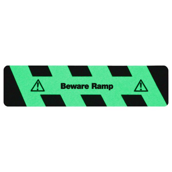 m2 antislip oppervlak lichtgevend zwart/groen met tekst "Beware Ramp" strepen 150x610mm, M1X4E150610