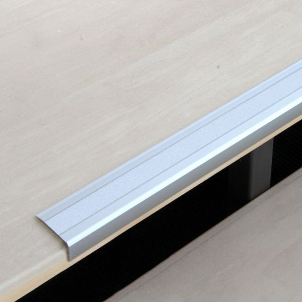 Meelbroek antislip traprandprofiel aluminium met m2 antislip coating, Easy Clean wit 53x1000x31mm, zelfklevend, ATM3EF2sk