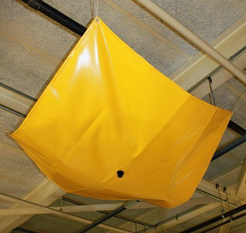 DENIOS Leckagen-Auffangplane, 370 x 300 cm, mit Schlauchanschluss, 265569