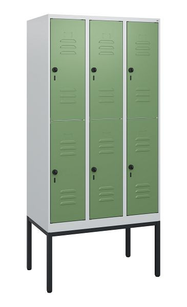 C+P Doppelstöckiger Spind Classic PLUS, Gestell, 3 Abteile, 1950x900x500mm, 7035/6011, Drehriegel, 0803305-30 S10006