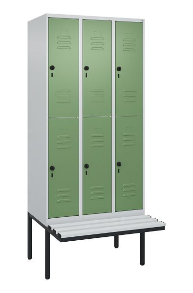 C+P Doppelstöckiger Spind Classic PLUS, 3 Abteile, 2120x900x815mm, 7035/6011, Drehriegel, mit Untergestell und schwebender Sitzfläche, 0803407-30 S10111