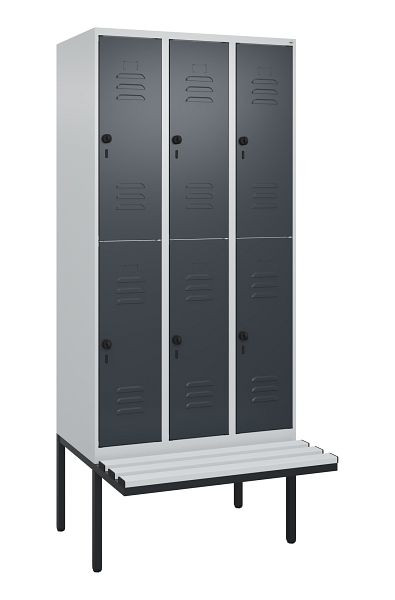 C+P Doppelstöckiger Spind Classic PLUS, 3 Abteile, 2120x900x815mm, 7035/7016, Drehriegel, mit Untergestell und schwebender Sitzfläche, 0803407-30 S10113