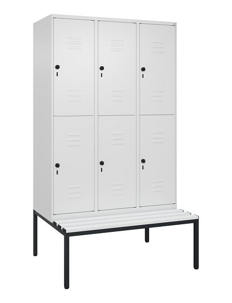 C+P Doppelstöckiger Spind Classic PLUS, 3 Abteile, 2120x1200x815mm, 9016/9016, Drehriegel, mit untergebauter Sitzbank, 0803507-32 S10119