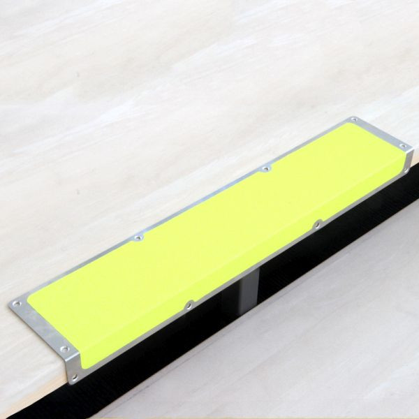 Meelbroek antislip randprofiel aluminium met m2 antislip coating, signaalkleur geel 120x1000x45mm, AKM1HF2