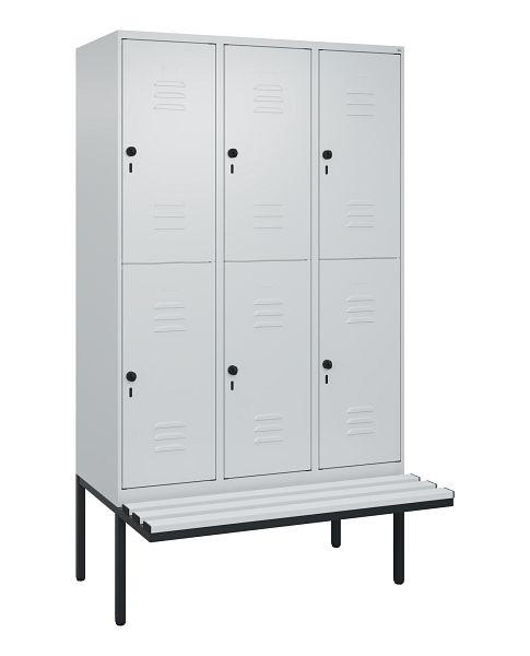 C+P Doppelstöckiger Spind Classic PLUS, 3 Abteile, 2120x1200x815mm, 7035/7035, Drehriegel, mit Untergestell und schwebender Sitzfläche, 0803407-32 S10114