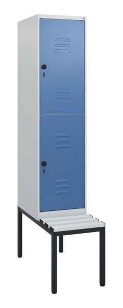 C+P Doppelstöckiger Spind Classic PLUS, Bank, 1950x400x815mm, 7035/5023, Drehriegel, mit untergebauter Sitzbank, 0803505-12 S10065