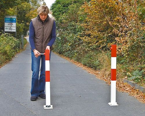 Schake slagboompaal, staal, kantelbaar, thermisch verzinkt, gelakt, driehoekslot, hoogte boven de grond 1000 mm, 310839