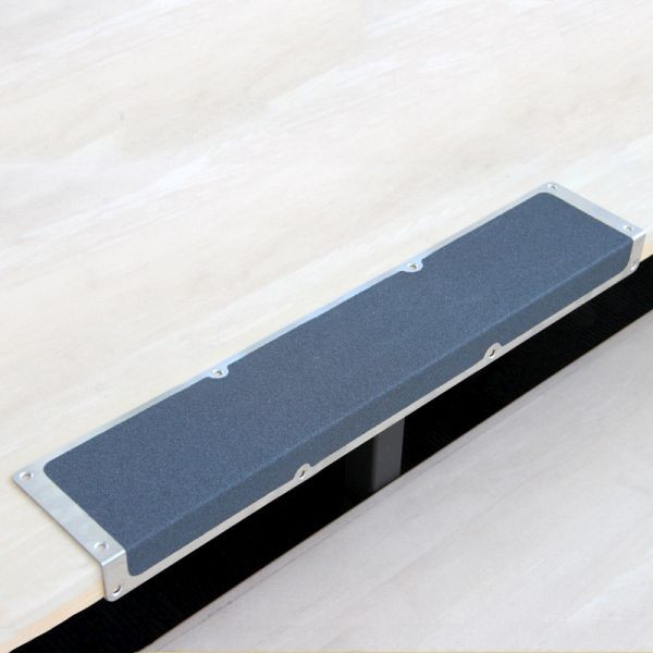 Meelbroek antislip randprofiel aluminium met m2 antislip coating, universeel grijs 120x1000x45mm, AKM1AF2