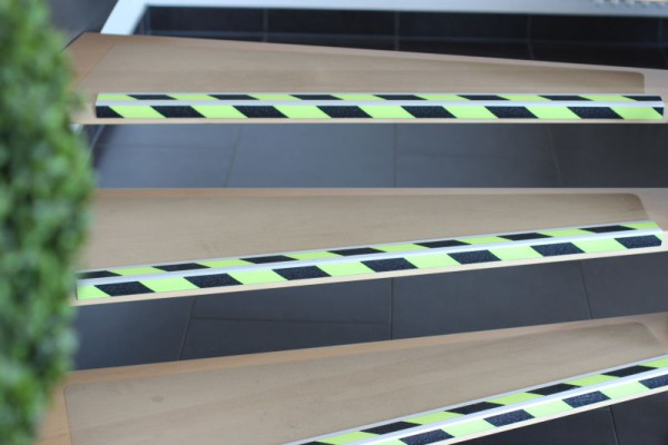 Meelbroek antislip traprandprofiel aluminium met m2 antislip coating, dagfluorescerend R13 53x1000x31mm, 2 stroken, ATM1FS2