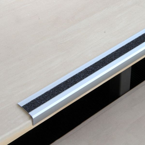 Meelbroek antislip traprandprofiel aluminium met m2 antislip coating, extra sterk zwart 53x610x31mm, zelfklevend, ATM4SF1sk