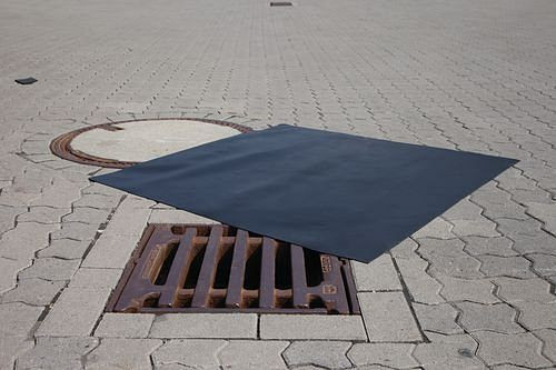 DENIOS Neopren-Abdichtmatte, quadratische Form, 1200 x 1200 mm, als Kanalabdeckung, 216517