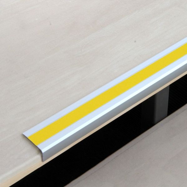 Meelbroek antislip traprandprofiel aluminium met m2 antislip coating, Easy Clean geel 53x1000x31mm, zelfklevend, ATM3GF2sk