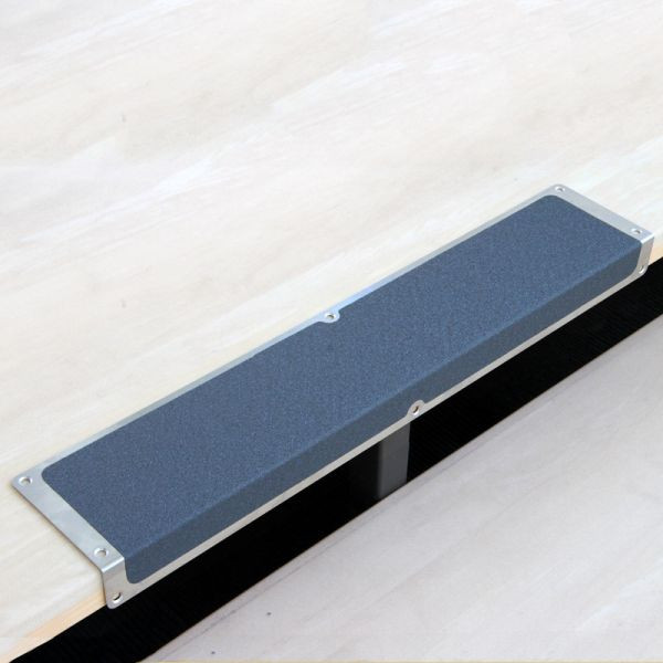 Meelbroek antislip randprofiel aluminium met m2 antislip coating, Easy Clean grijs 120x635x45mm, AKM3AF1