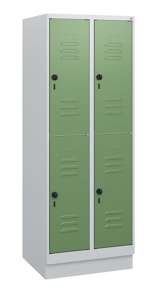 C+P Doppelstöckiger Spind Classic PLUS, Sockel, 2 Abteile, 1630x600x500mm, 7035/6011, Drehriegel, 0803205-20 S10006
