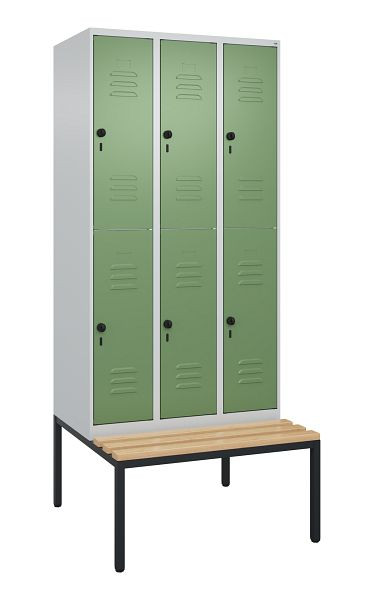 C+P Doppelstöckiger Spind Classic PLUS, 3 Abteile, 2120x900x815mm, 7035/6011, Drehriegel, Buche-Sitzleisten, mit untergebauter Sitzbank, 0803507-30 S10006
