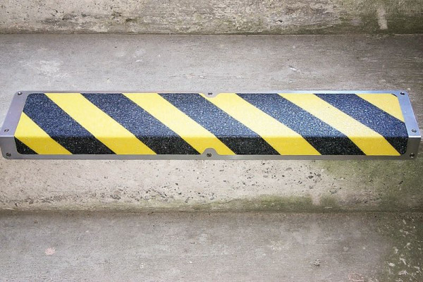 Meelbroek antislip randprofiel aluminium met m2 antislip coating, zwart/geel 120x635x45mm, AKM1WF1