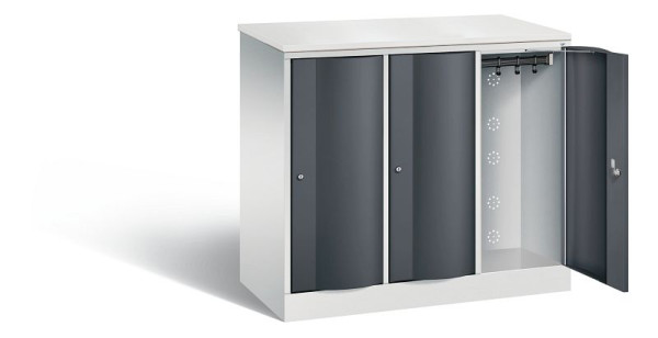 C+P garderobekast Resisto, H1077xB1148xD540mm, kleur: lichtgrijs / zwartgrijs, 8271-372 S10087