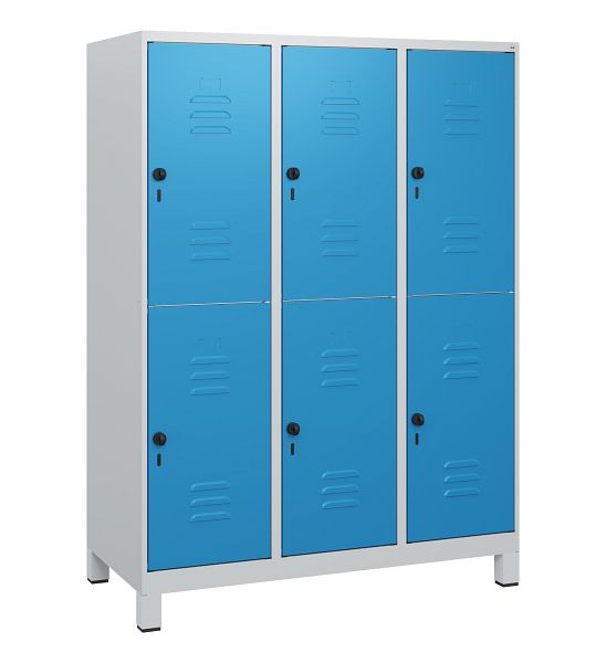 C+P Doppelstöckiger Spind Classic PLUS, Füße, 3 Abteile, 1630x1200x500mm, 7035/5012, Drehriegel, 0803105-32 S10004