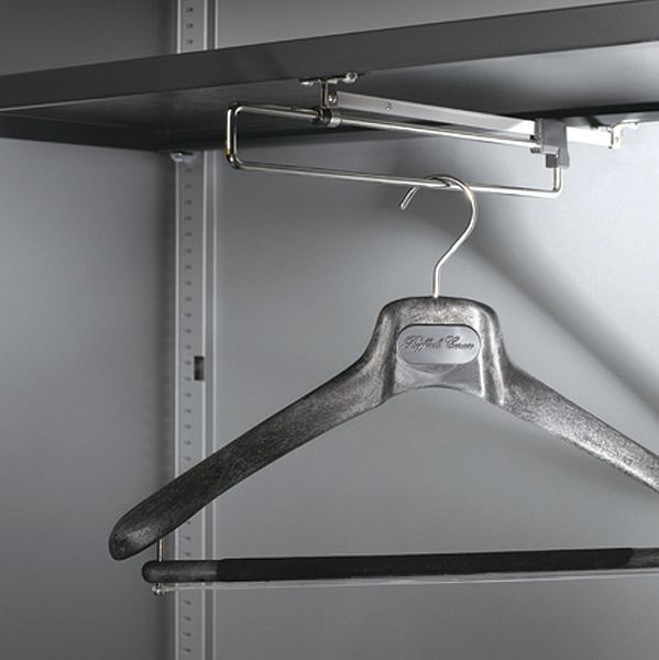 C+P-plank van gelakt staal, B794T352 mm, lichtgrijs, met uittrekbare kledingkastroede, 140003-88 S10001