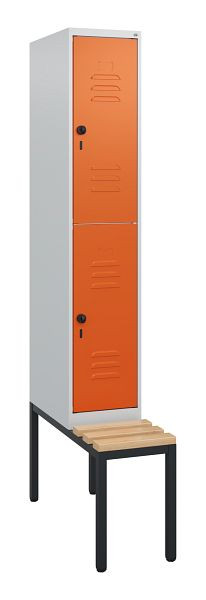 C+P Doppelstöckiger Spind Classic PLUS, Bank, 1950x300x815mm, 7035/2004, Drehriegel, Sitzleisten aus Buche, mit untergebauter Sitzbank, 0803505-10 S10120
