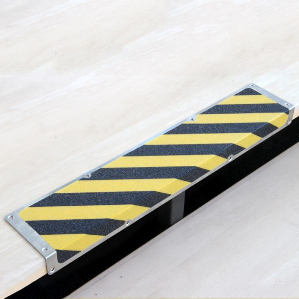 Meelbroek antislip randprofiel aluminium met m2 antislip coating, Easy Clean zwart/geel 120x1000x45mm, AKM3WF2
