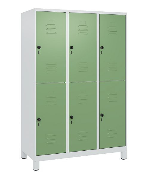 C+P Doppelstöckiger Spind Classic PLUS, Füße, 3 Abteile, 1800x1200x500mm, 7035/6011, Drehriegel, 0803107-32 S10006