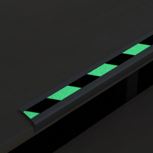 Meelbroek antislip traprandprofiel aluminium met m2 antislip coating, lichtgevend zwart/groen 53x1000x31mm, zelfklevend, ATM1XF2sk